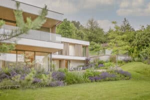 Architektenvilla mit großzügigem Garten und harmonischer Außenraumgestaltung von Praskac Pflanzenland.