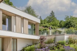 Architektenvilla mit großzügigem Garten und harmonischer Außenraumgestaltung von Praskac Pflanzenland.