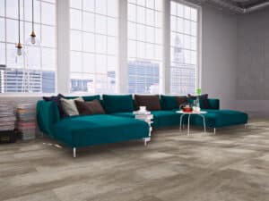 Bildbeschreibung Ein modernes Loft im Industrial-Stil mit charakteristischem Bodenbelag in authentischer Steinfliesen-Optik mit Used-Look – von Project Floors.