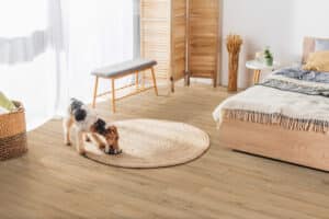 Ein modernes Schlafzimmer mit einer Einrichtung aus natürlichen Materialien wie Holz, Schilf für eine warme Wohnatmosphäre mit einem Holzparkett von Project Floors.