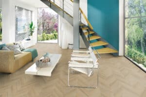 Ein moderner, offen gestalteter Wohnraum im Loftstil mit Fischgrätboden und markanter Wendeltreppe und industriellem Charme von Project Floors.