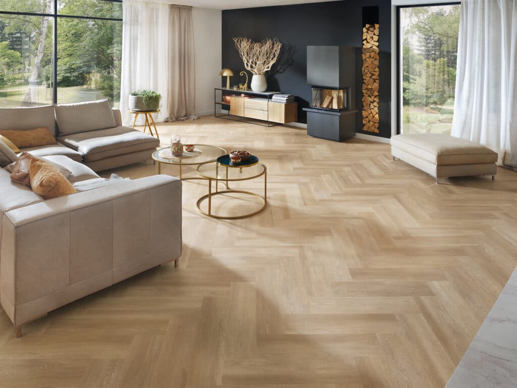 Heller Boden von Project Floors in einem lichtdurchfluteten hellen Wohnbereich.