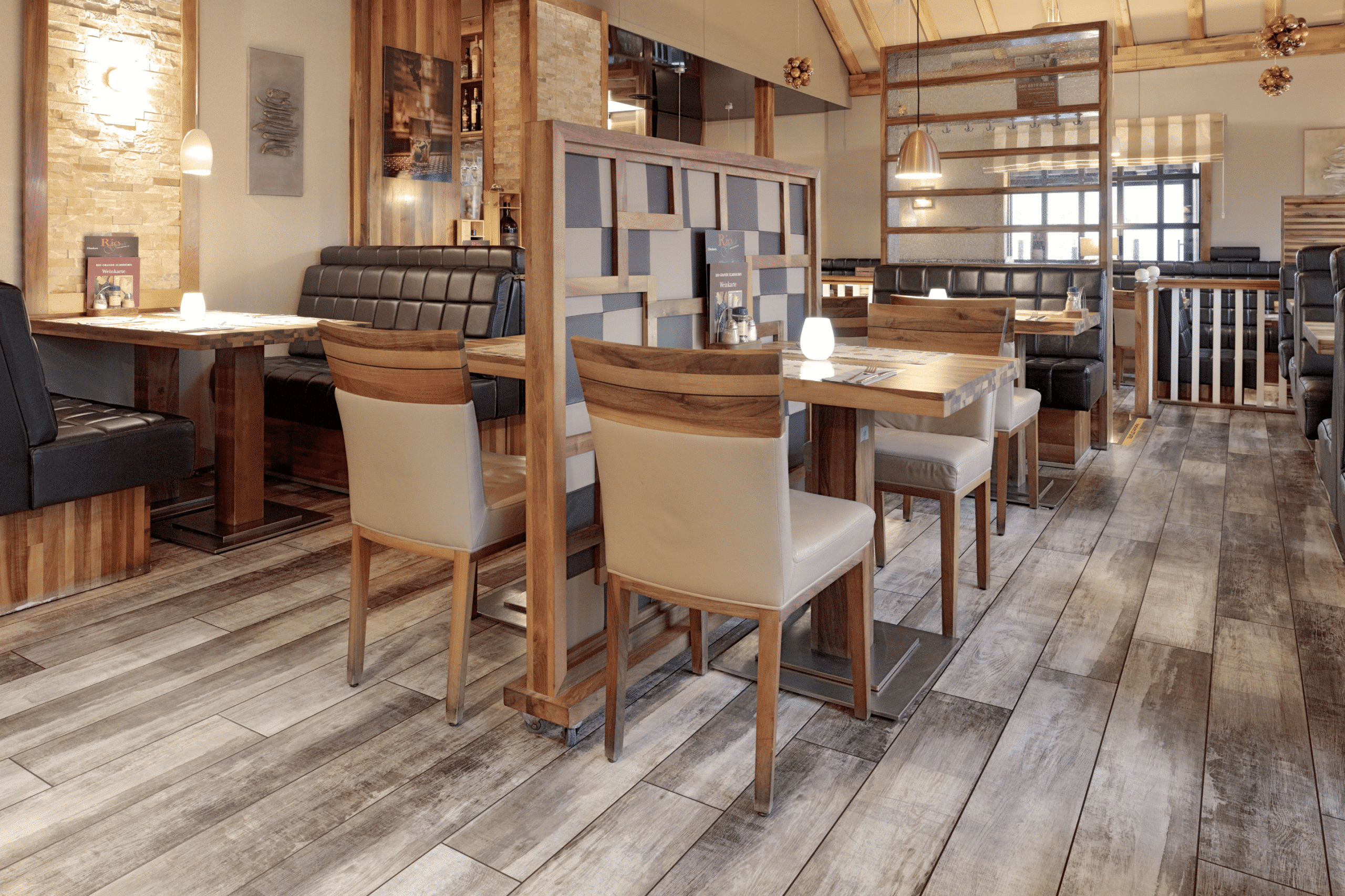 Der Designboden PW 2980 aus der floors@work Kollektion von PROJECT FLOORS liefert eine kontrastreiche Holzoptik.
