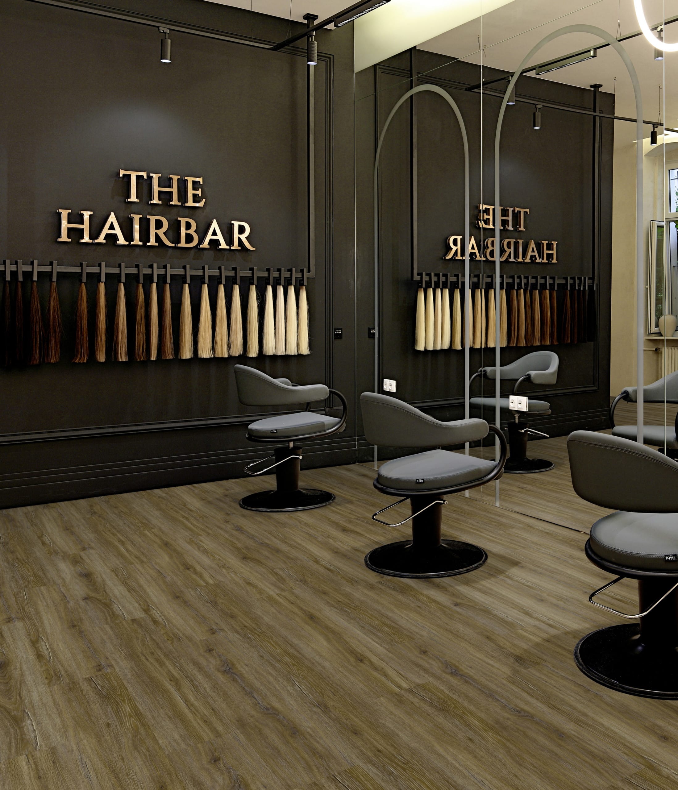Barber-Salon mit Designboden von PROJECT FLOORS aus der Serie Oak Selection 2.0 Wide, Dekor PW 3919.