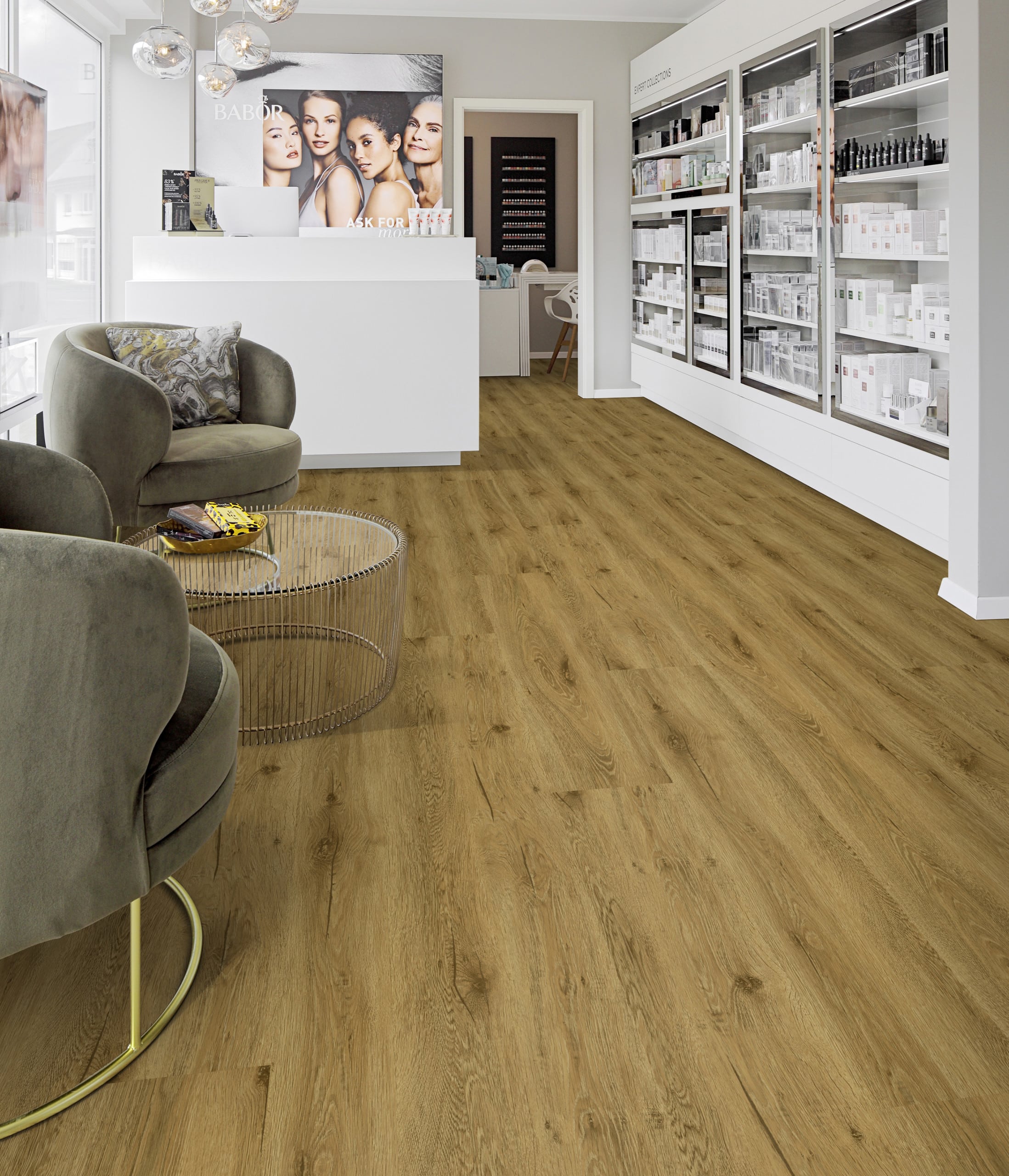 Kosmetikstudio mit einem PROJECT FLOORS Designboden aus der Serie Oak Selection 2.0 Wide, Dekor PW 1390.