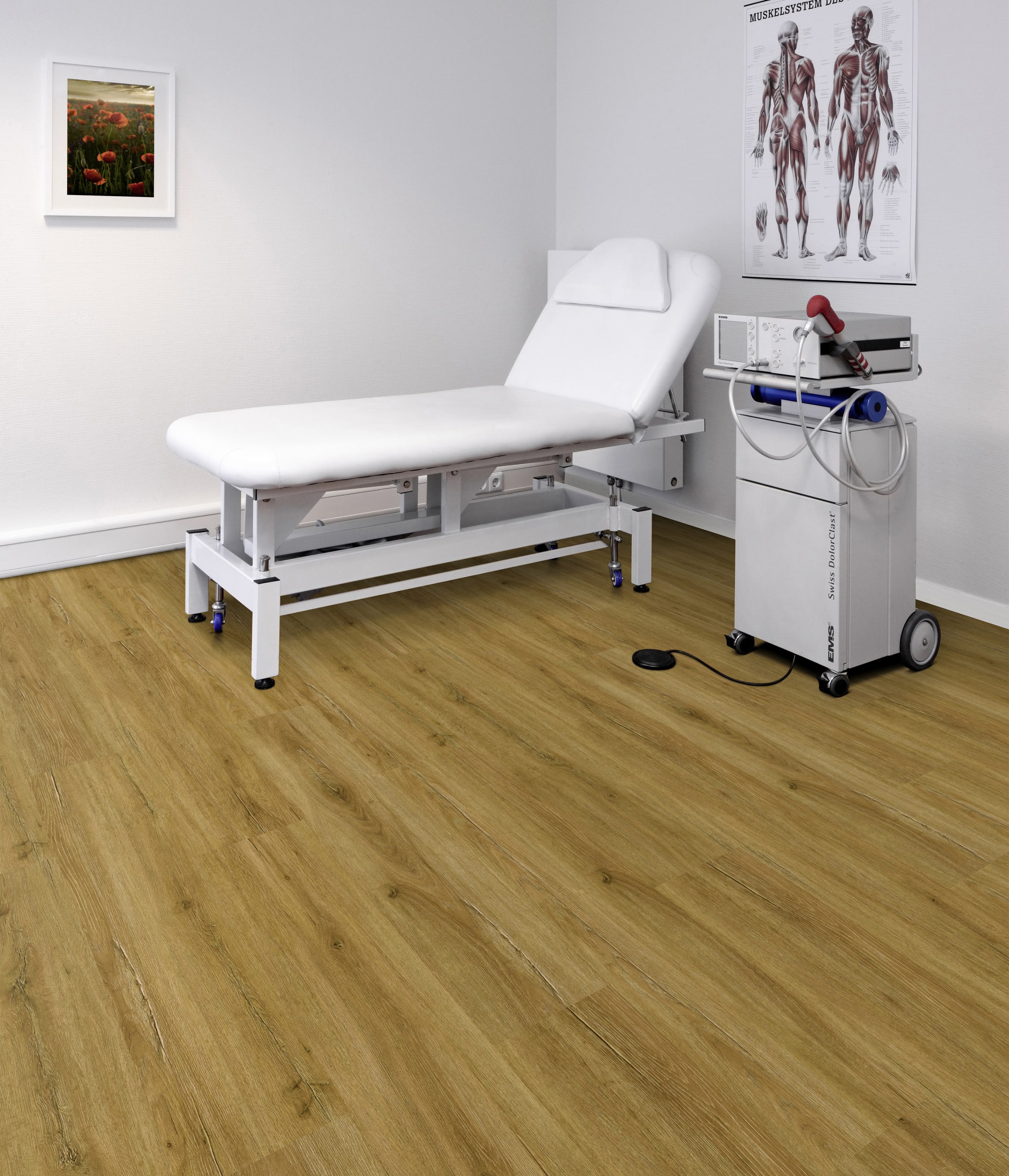 Physiotherapie-Praxis mit einem Bodenbelag von PROJECT FLOORS aus der Serie Oak Selection 2.0 Wide, Dekor PW 3917.