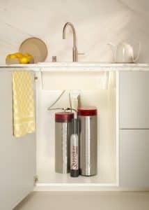 Ein PRO3 CUBE mit C02-Zylinder von Quooker, passend unter der Küchenspüle montiert.