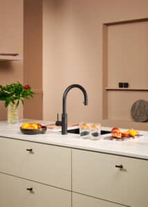 Ein "Quooker Flex Round 2.0"-Wasserhahn in Mattschwarz aus rostfreiem Volledelstahl, mit flexiblem Auslauf und modernem Design von Quooker.