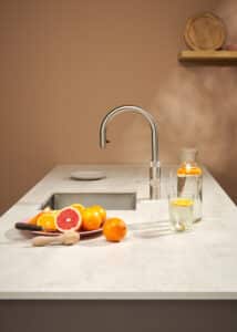 Ein “Quooker Flex Round 2.0”-Wasserhahn in rostfreiem Volledelstahl mit flexiblem Auslauf und modernem Design von Quooker.