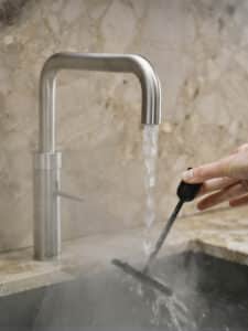 Ein “Quooker Flex Square”-Wasserhahn in rostfreiem Volledelstahl, der kochend heißes Wasser für gute Reiningungen bietet - von Quooker