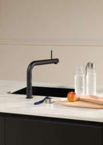 Ein “Quooker Front”-Wasserhahn in Mattschwarz aus rostfreiem Volledelstahl mit elegantem, reduziertem Design von Quooker.