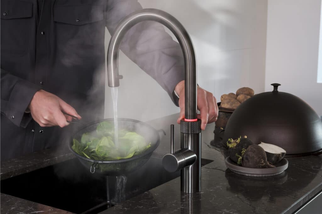 Heißes Wasser immer griffbereit mit dem Quooker Flex Round Gunmetal Kochendwasserhahn.