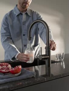 Armatur Flex Round in Gunmetal mit gekühlter Wasserausgabe durch eine praktische Drehfunktion von Quooker.