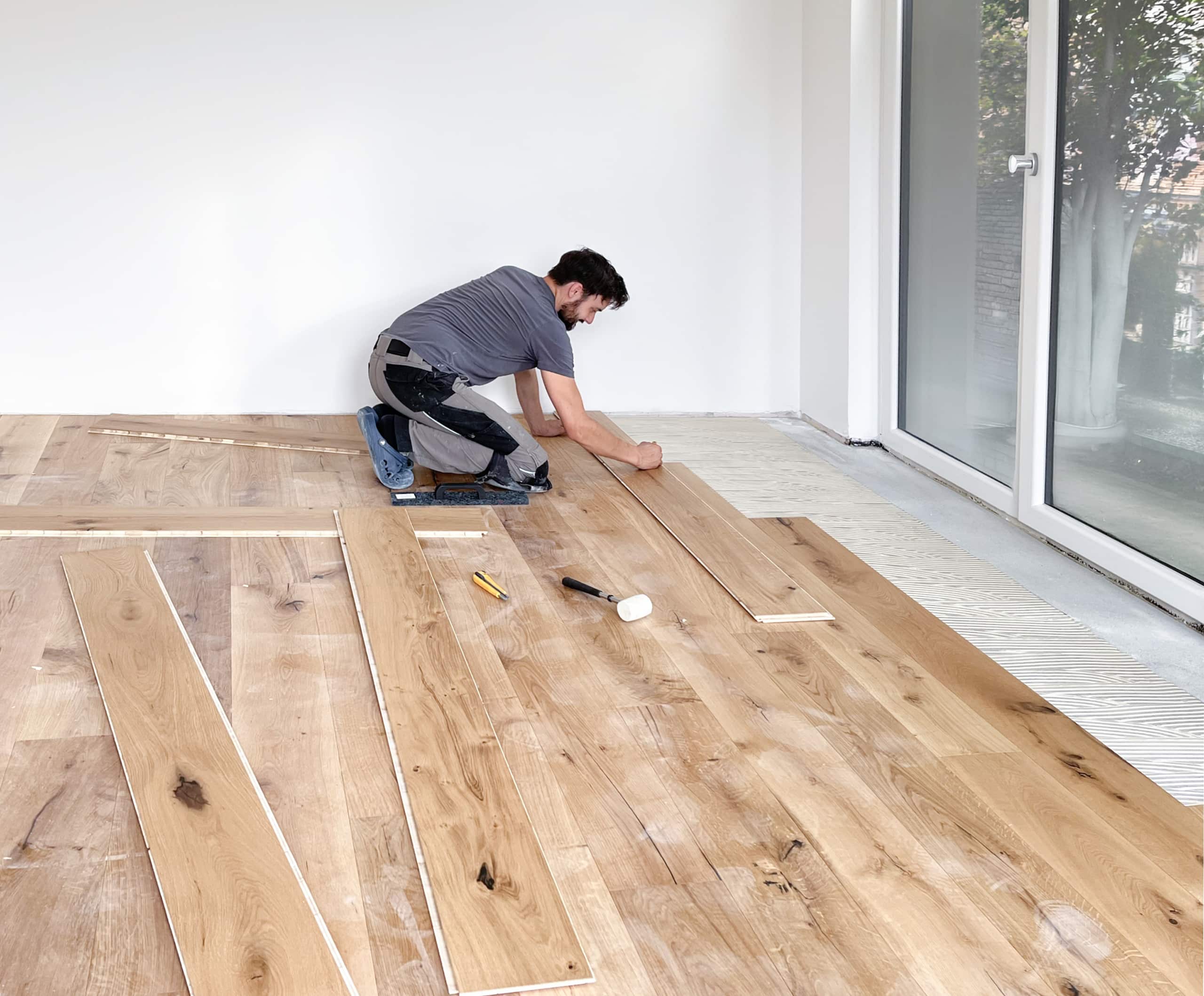 Laminatboden fachgerecht verlegt, gleichmäßig und sauber montiert von Raumgestaltung Gruber.