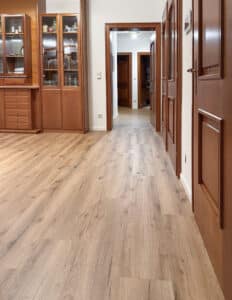 Laminat- bzw. Parkettverlegung in einem älteren Einfamilienhaus fachgerecht ausgeführt mit sauberem, gleichmäßigem Bodenbild von Raumgestaltung Gruber.