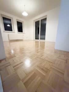 Ein Parkettboden nach Sanierung, fachgerecht geschliffen und lackiert, mit gleichmäßiger Oberfläche und erneuertem Glanz von Raumgestaltung Gruber.