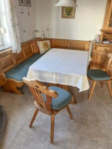 Rustikale Polsterbank und Polsterstühle mit neuer, sauber gearbeiteter Bezugsgestaltung in dunkelgrünem Webstoff von Raumgestaltung Gruber.