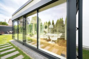 Seitenaufnahme eines Wintergartens, mit Verglasung in schwarzem Alu-Rahmen von Regnauer Hausbau.