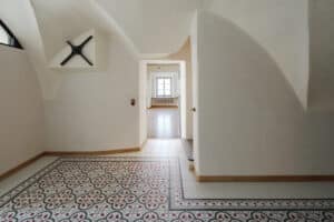 RÖFIX zeigt einen renovierten Innenraum mit Gewölbe, Fliesenboden und weißem Anstrich.