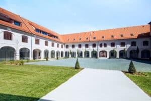 RÖFIX präsentiert das Referenzprojekt Gesundheitszentrum Fürstenfeld mit Satteldach, Bogengang, Gewölbe und großzügigem Innenhofe.