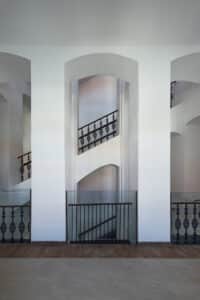 RÖFIX zeigt den Stiegenaufgang eines renovierten Gebäudes mit Gewölbe und weißem Anstrich.