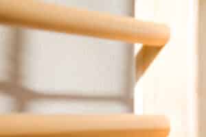 RÖFIX zeigt die Innenwand, auf der Stangen montiert sind und ums Ecke verlaufen, eines Kindergartens.