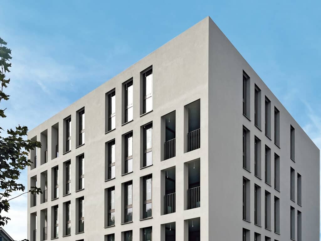 Röfix zeigt das Referenzprojekt Rohner Haus in Schwarzach mit Flachdach und unsichtbarer Dachkante RoofEtics®.