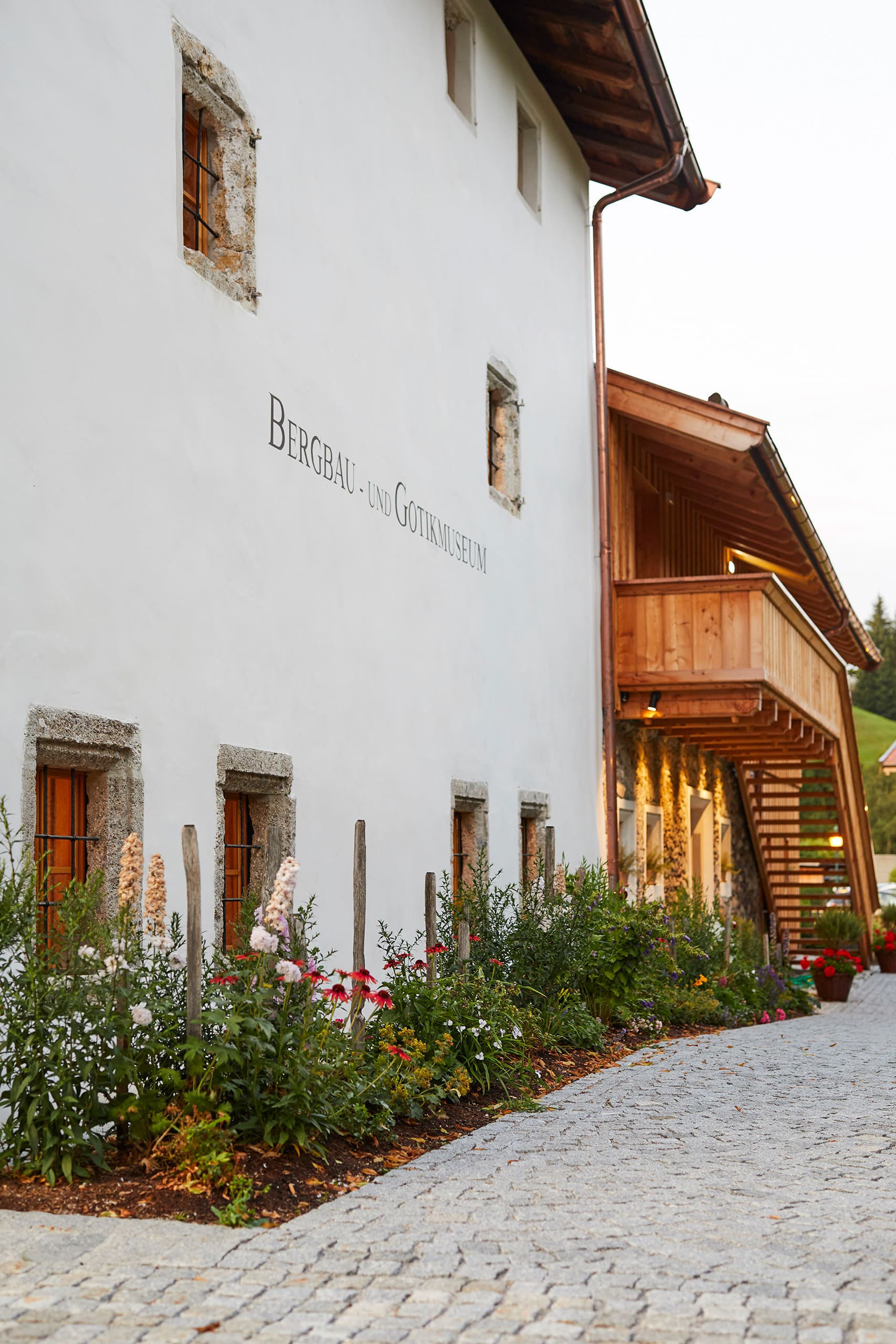RÖFIX zeigt die weiße Fassade eines restaurieren Museums.