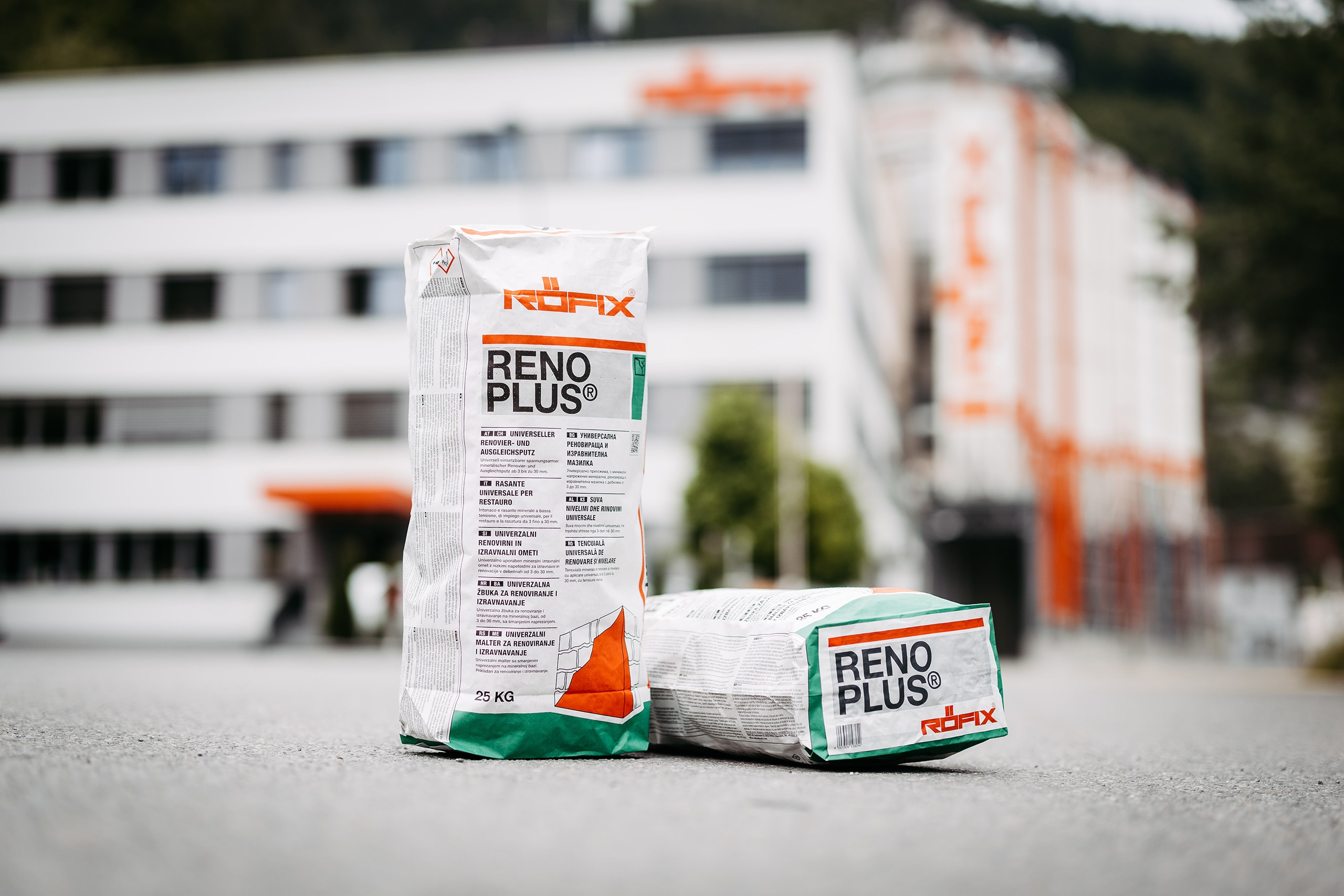 Röfix zeigt zwei Säcke Reno Plus 25kg im neuen Verpackungsdesign.