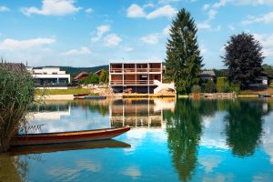Auf der Baustelle eines modernen mehrstöckigen Einfamilienhauses mit Grundstück direkt am See von SCE Reisinger Bau.