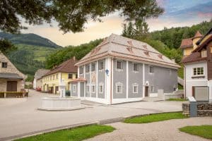 Saniertes unter Denkmalschutz stehendes Gästehaus mit Erker und Lehmputz von SCE Reisinger Bau.