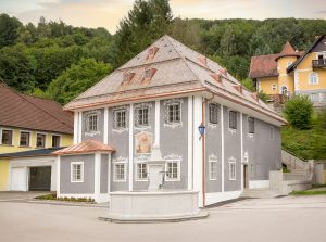 Unter Denkmalschutz saniertes Gästehaus mit Erker und Lehmputz von SCE Reisinger Bau.