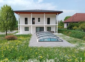 Klassisches Einfamilienhaus mit Fassadensäulen, Gesims zur Balkonüberdachung, überdachte Terrasse und Pool von SCE Reisinger Bau.