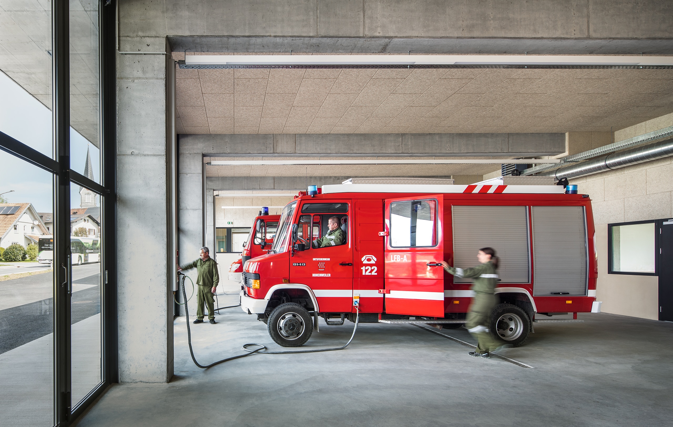 SCHNEIDER Torsysteme zeigt den Innenraum eine Feuerwehrgarage mit gewerblichem verglastem Falttore.