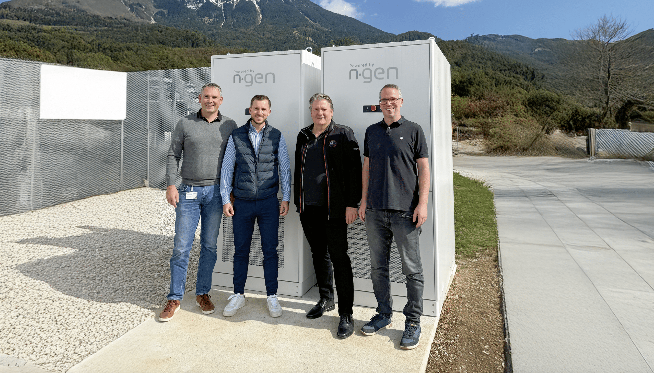 Mitarbeiter und Kunden vor den modernen Stromspeichern von Ngen Smart Products.