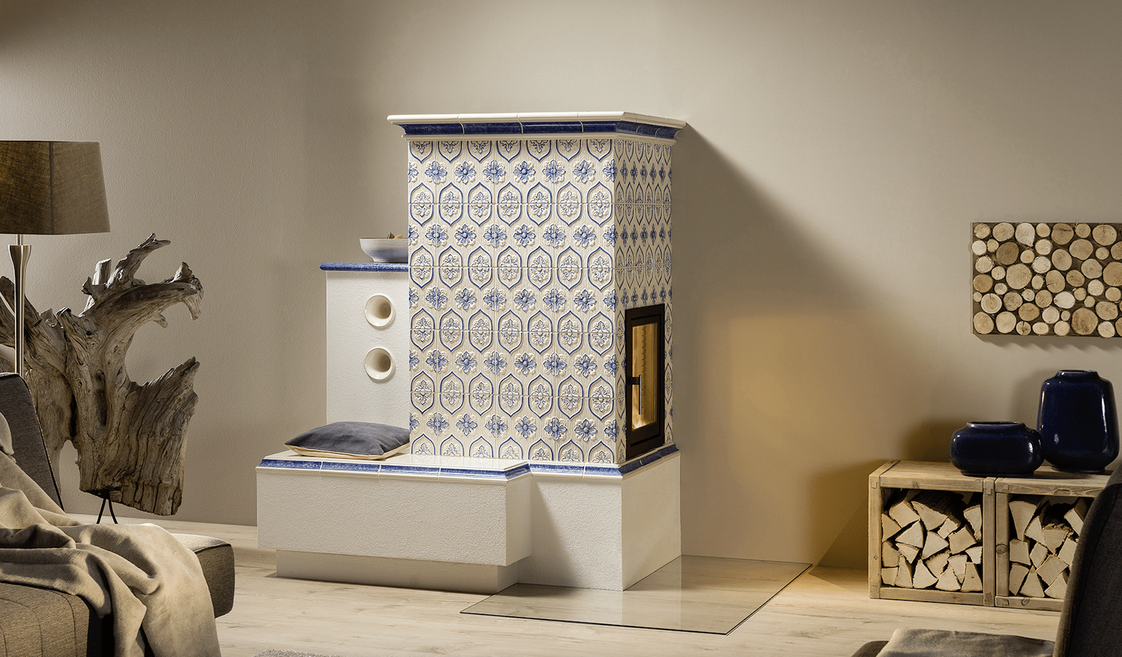 Sigmund zeigt einen schön bemalten Kachelofen von Sommerhuber mit blauem Muster und Sitzbank.