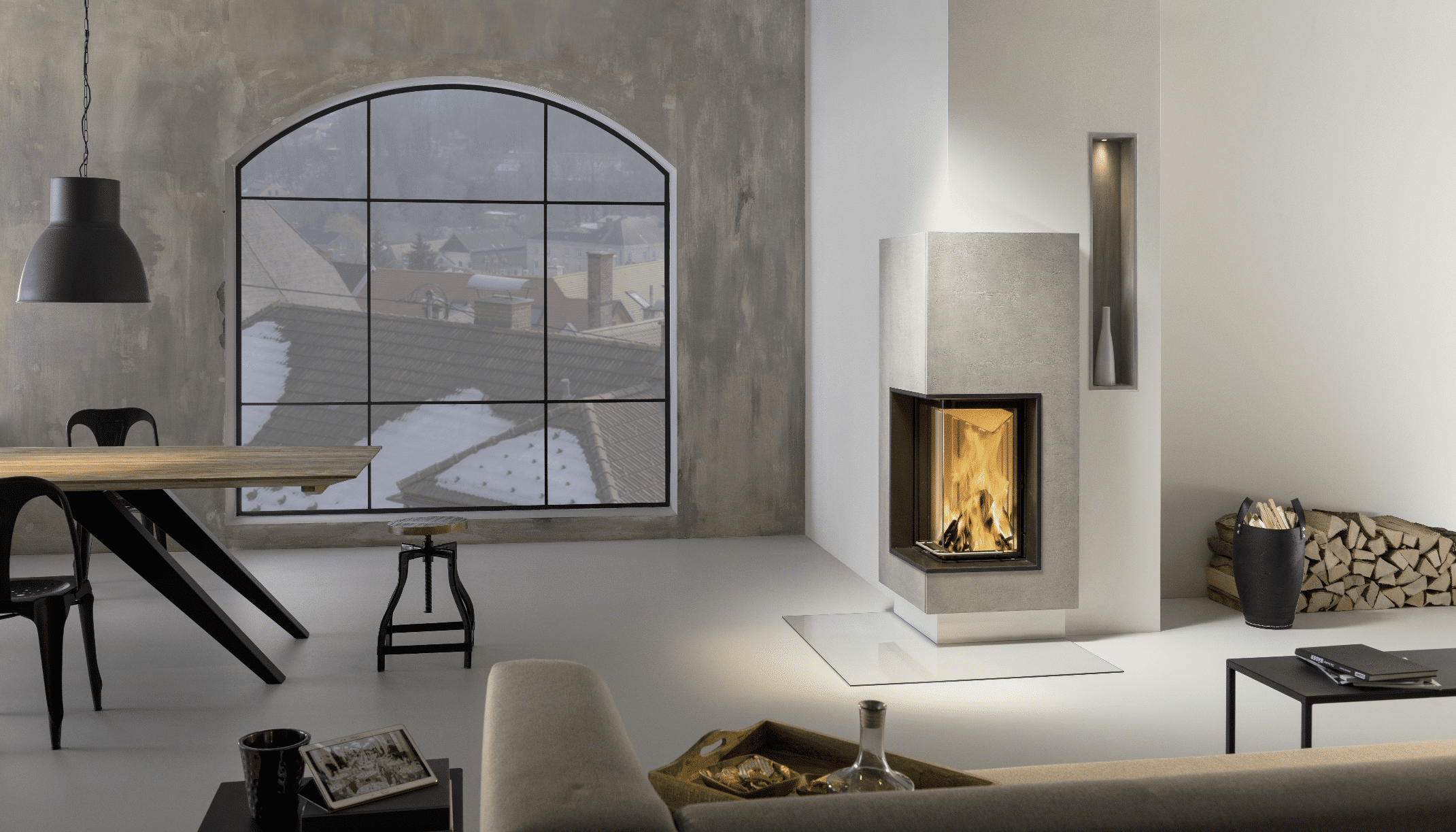 Sigmund zeigt einen Sommerhuber Eckkaminofen in einer Loftwohnung.