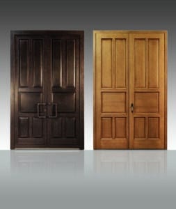 Zwei verschiedene Varianten einer Vollholzflügeltüre, einmal in Dunkelbraun, einmal in Natur mit verschiedenen Türklinken-lösungen von SILBER Fensterbau.