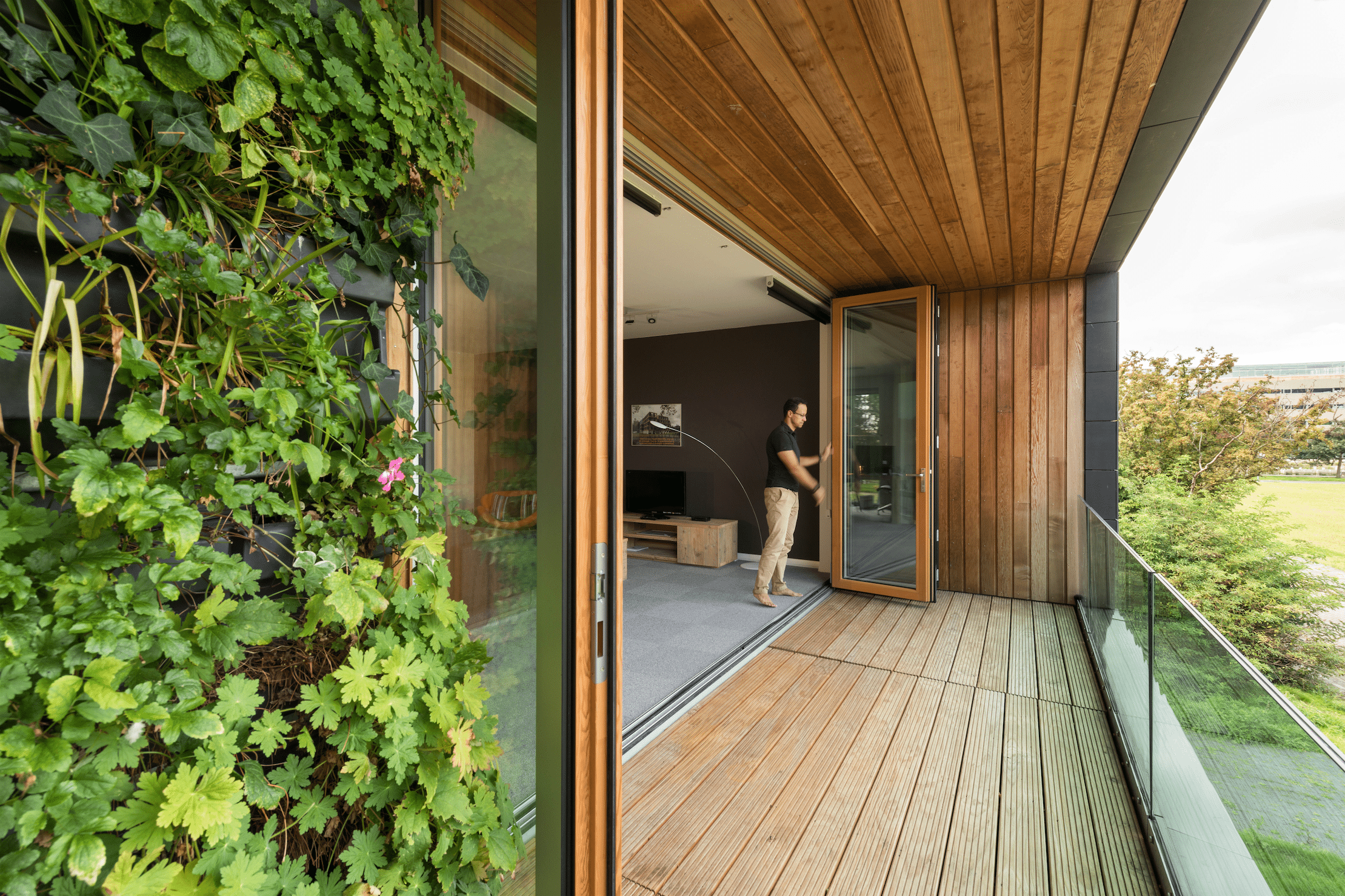 Solarlux Holzterrassee mit Boden-, Decken- und Wandverkleidung aus Holz.