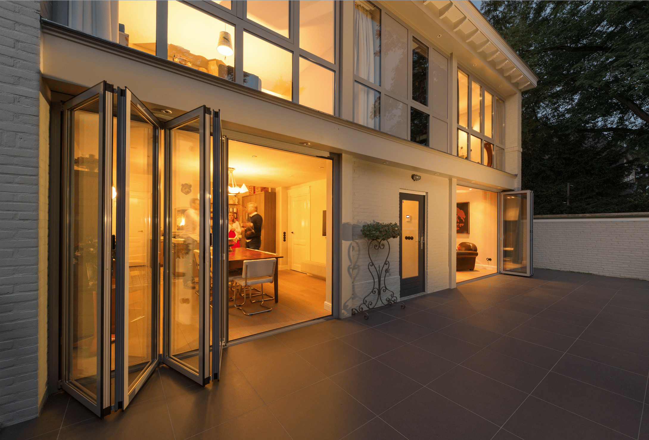 Wohnhaus mit Glasfront mit deckenhohen Glas-Falt-Schiebetüren von Solarlux.