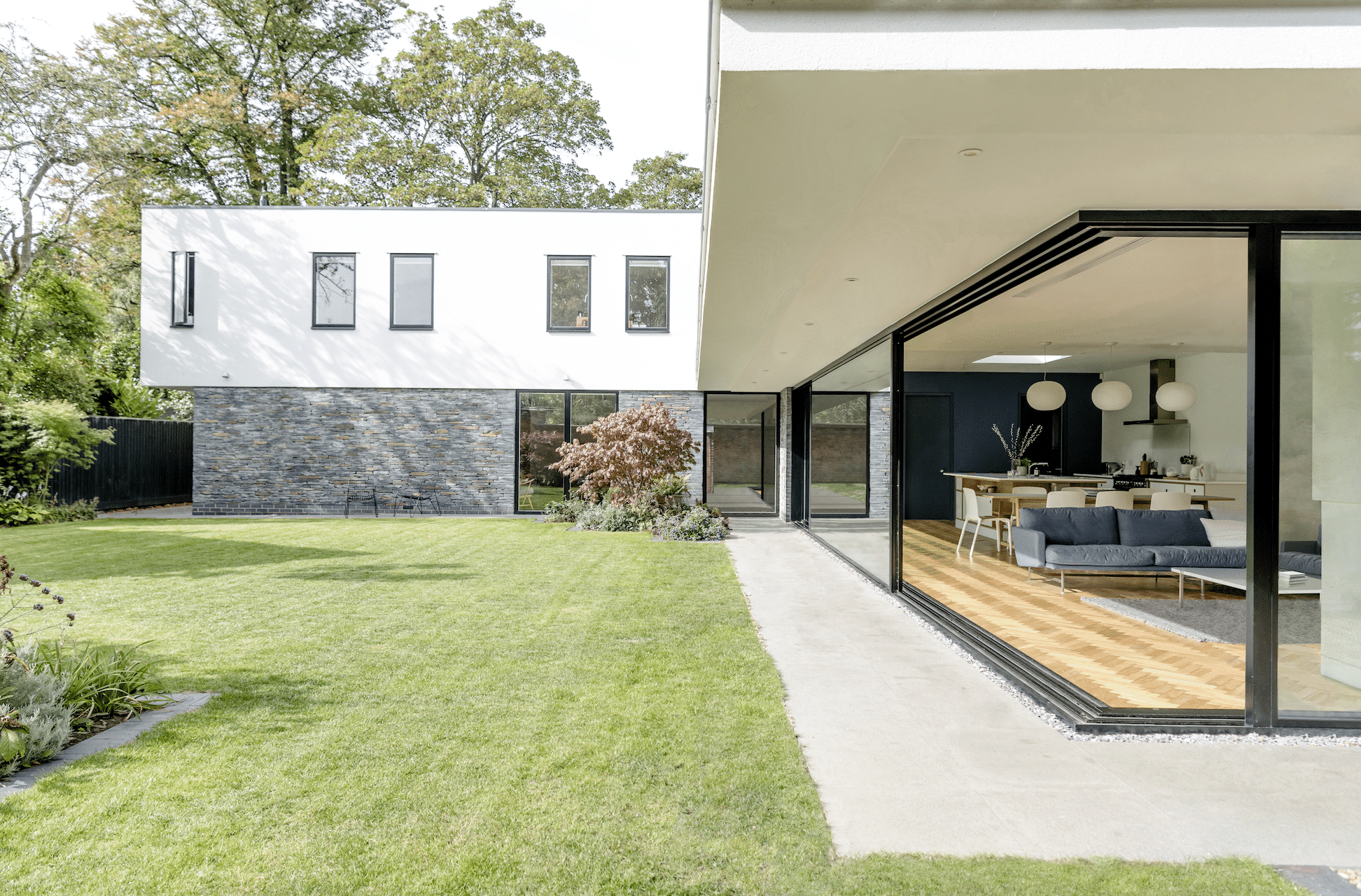 Schöne Architektur mit Ganzglas-Schiebeelementen von Solarlux.