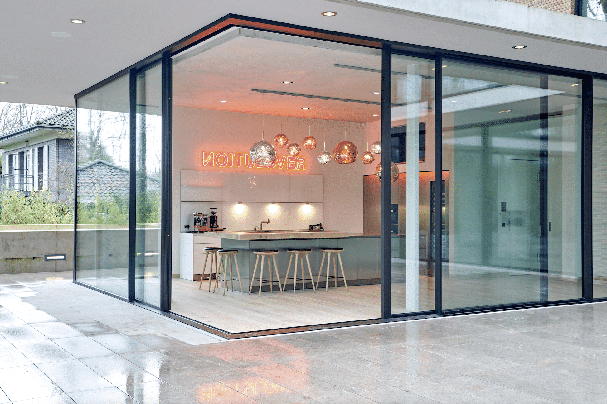 Stylische Küche mit Ganzglas-Schiebeelementen von Solarlux.