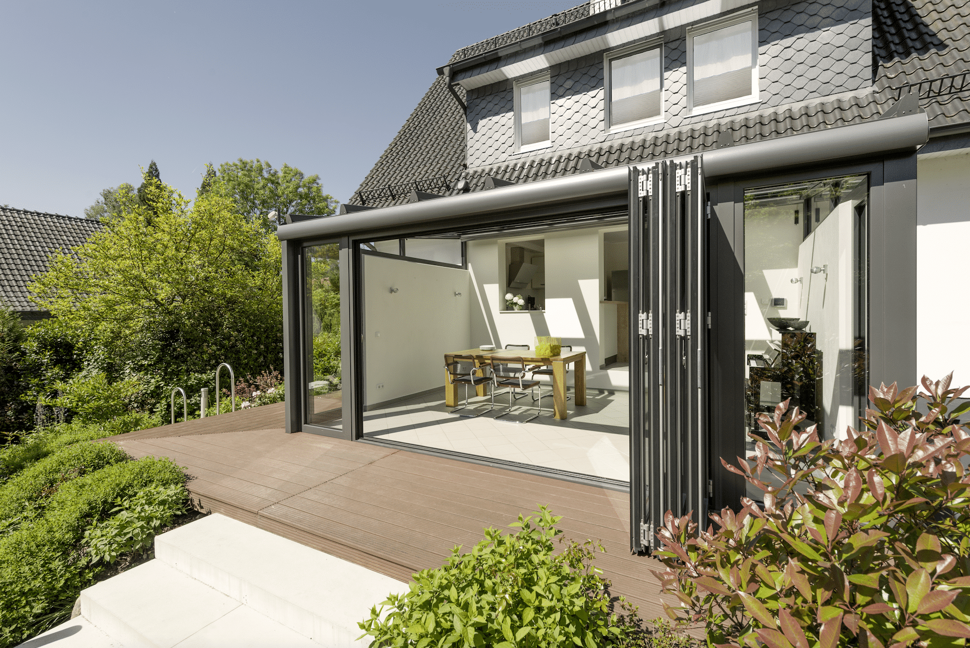 Schöner Wintergarten mit Glas-Falttüren von Solarlux.