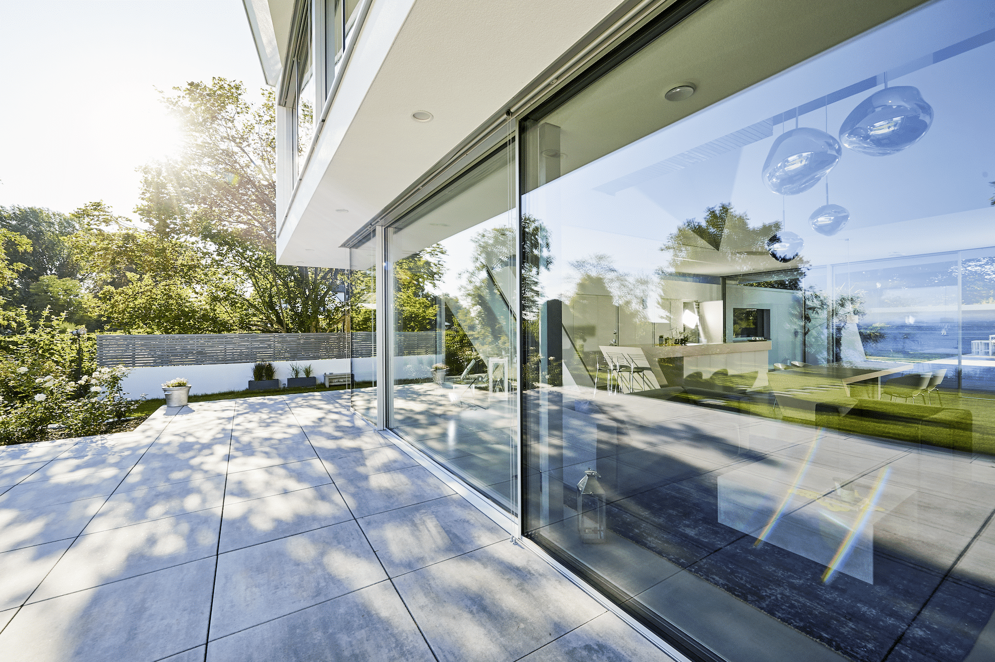 Wohnhaus mit Ganzglassystem mit Schiebeelementen von Solarlux.