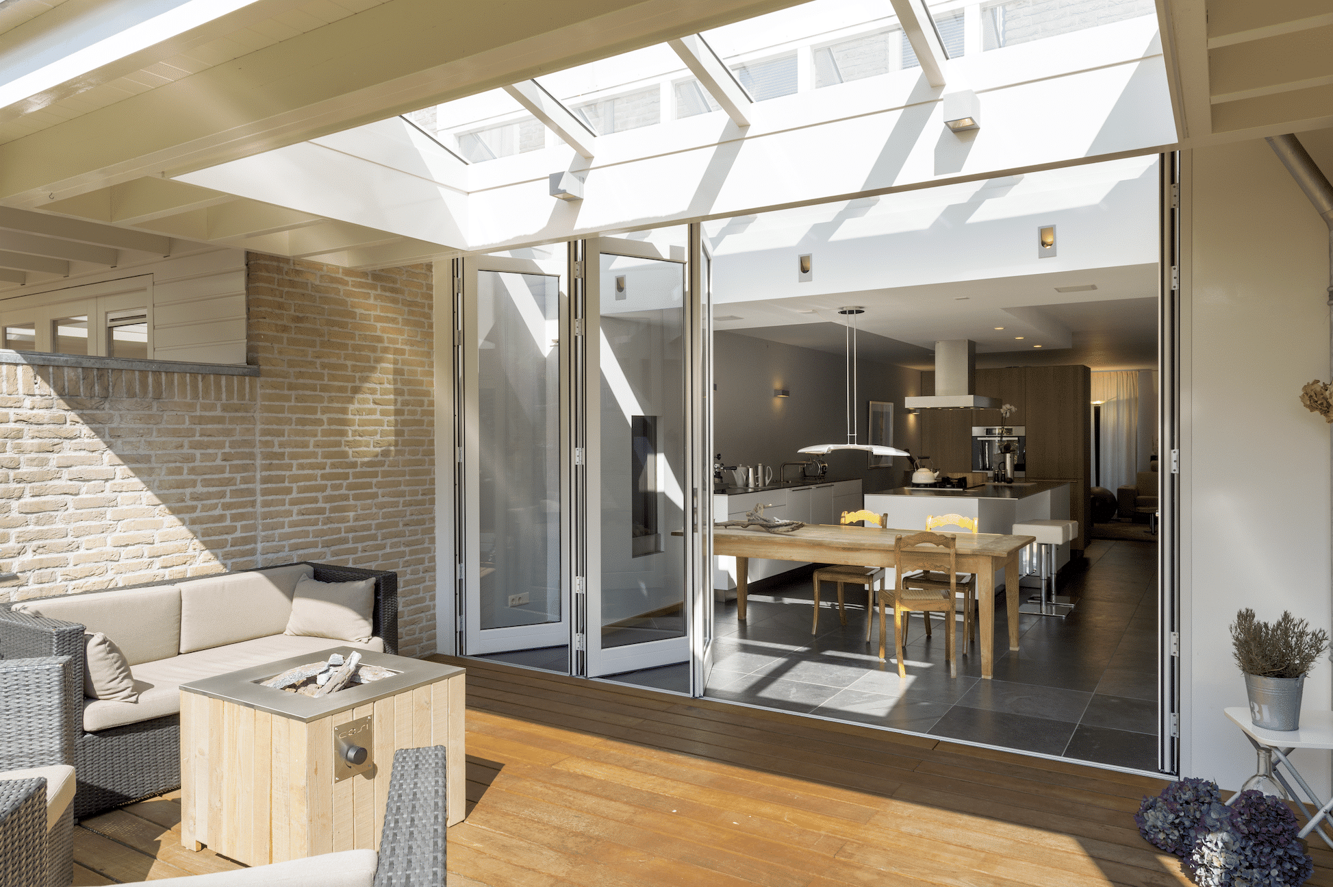 Glas-Faltwand von Solarlux als Übergang zwischen Wohnraum und Terrasse.