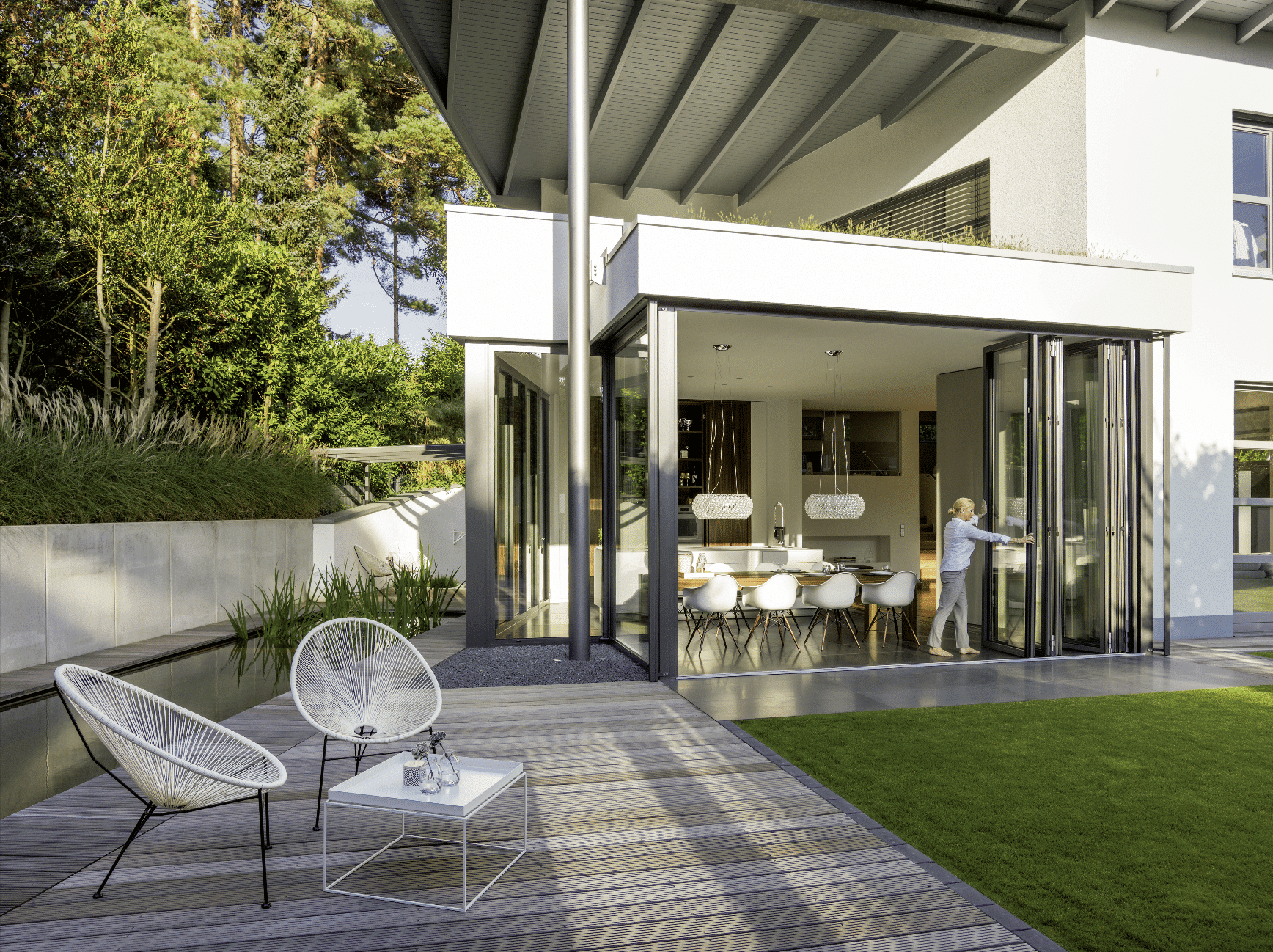 Modernes Einfamilienhaus mit großer Glas-Faltwand von Solarlux.