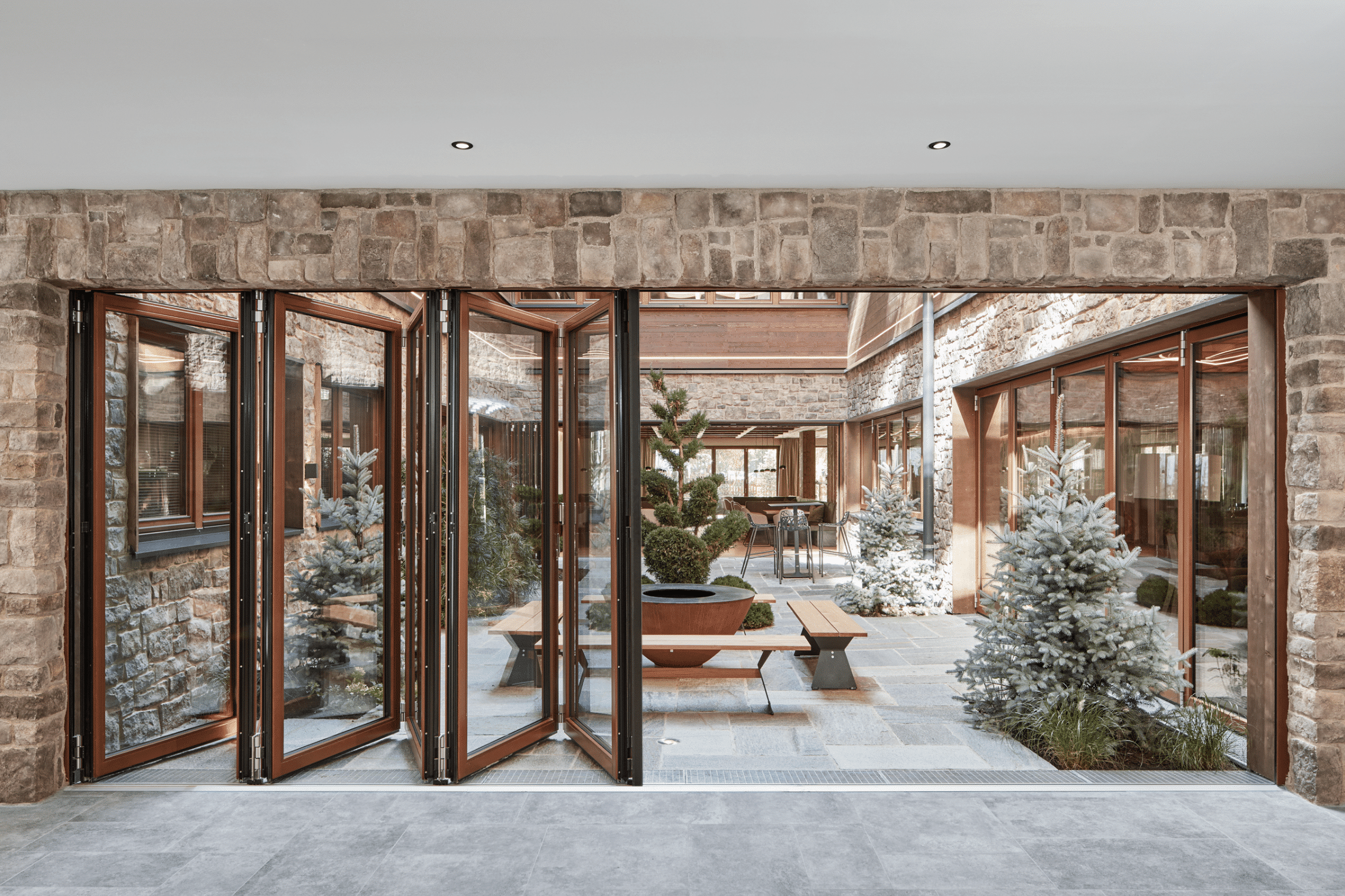 Wohnhaus mit Durchgang zum Innenhof dank Solarlux Glas-Faltwand Woodline.