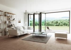 Solarlux zeigt ein klassisches Wohnzimmer in beige gehalten mit Sofa und schöner Dekoration und einer Glasfaltwand die direkt in den Garten geht.