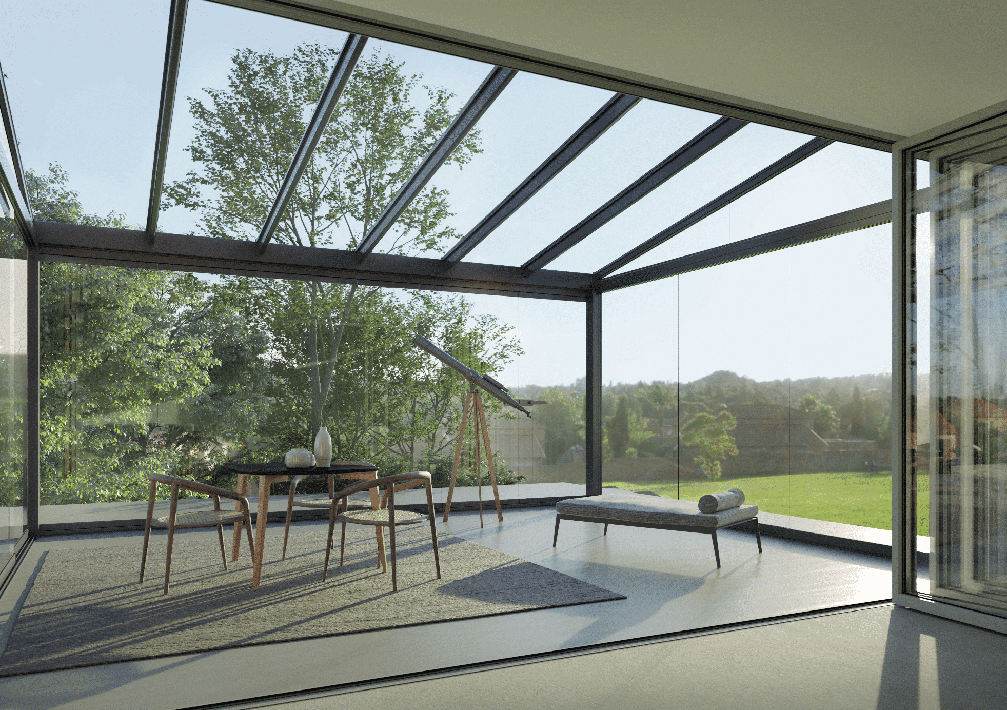 Solarlux zeigt einen verglasten Wintergarten mit einem Schiebefenster an der Decke und einer Essgruppe aus Holz auf einem grauen Teppich.