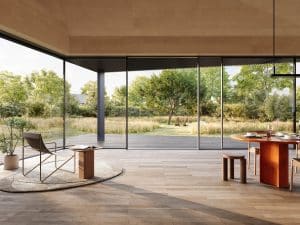 Vom grossen hellen Wohnraum mit Ganzglassystem und Glasschiebeelemente von Solarlux gelangt man barrierefrei in den Garten.